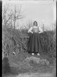 [Woman standing in field.] [negative]