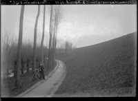 Maandagmorgen--3 April 1911. "[Benedenden dijk?]." [negative]