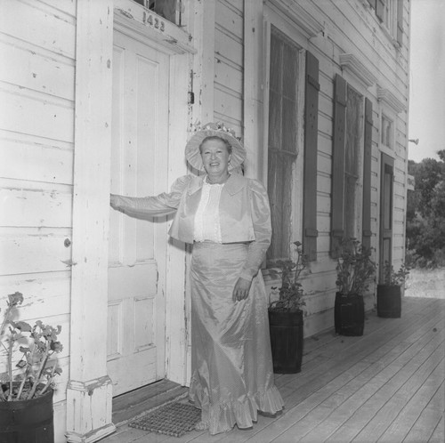 Mrs. W.O. Hunt opens the door of the Stagecoach Inn