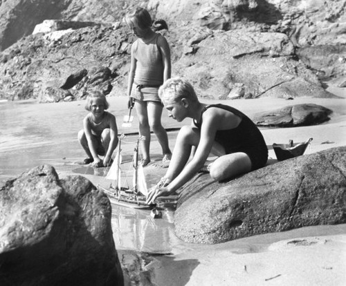 Hutchings children at Arch Beach