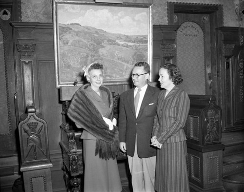 People in lobby, Mission Inn