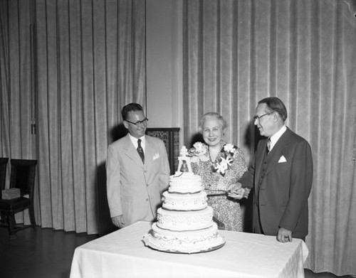 Allis and DeWitt Hutchings cutting cake, Mission Inn