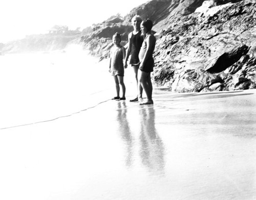 Hutchings children at Arch Beach