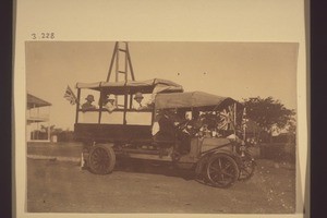 Accra / Wagen, wie er zum Empfang des Gouverneurs hergerichtet wurde. v.r.n.l. Hugo Wilhelm und Albert Schloz Nov. 1913