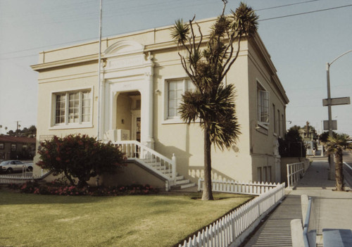Ocean Park Branch Library before the remodel in 1984