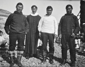 Pastor Sejer Abelsen og de tre fangerkateketere (lærere fra bopladserne ved Scoresby Sund), Grønland 1930