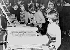 Missionsudstilling på Bornholm, 1979. Skolebørn 'studerer' bogrulle/bøger på fremmede sprog