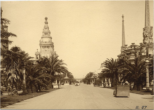 [Avenue of Palms at the Panama-Pacific International Exposition]