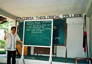 Præsident/biskop, pastor Ben (Benjamin) Lasegan underviser om Den Lutherske Kirke/LCPs historie, Concordia Præste- og Diakonskole, San Juan, Filippinerne 2001