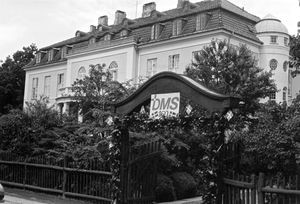 DMS'S birthday in June 1981.160 years. The headquarters and the beautifully decorated gate