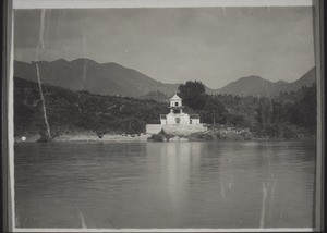 Tempel bei Si tu am Ostfluss vom gegenseitigen Ufer aus aufgenommen