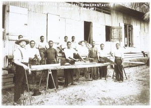 Arbeiter der Missionswerkstätte in Bonaku (Kamerun)