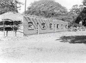 Upper school of Mwandi : the block of three dormitories, a few days before the pose of sheet steels on the roof
