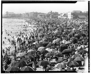 Crowded day at an unidentified beach