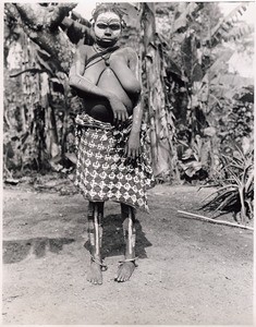 An Isango woman painted with redwood or lime colour, is used as medium. The decoration remind of a sceleton, of death. In the first line she is suppodes to scare the young