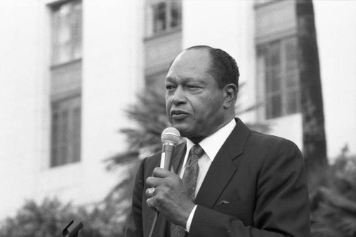 Mayor Tom Bradley addressing a crowd in front of City Hall, Los Angeles, 1986
