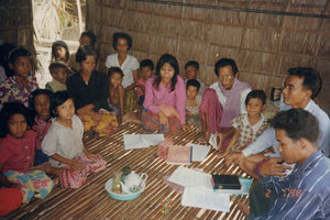De første personer fra højre er Chandra og Bon, to Khmer opsøgende ansatte, der underviser i bibelhistorie i Phum Sway