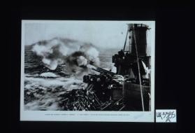 Canhoes que ajudaram a afundar o "Bismarck". O "King George V," um dos mais novos couracados Britanicos, dispara uma salva