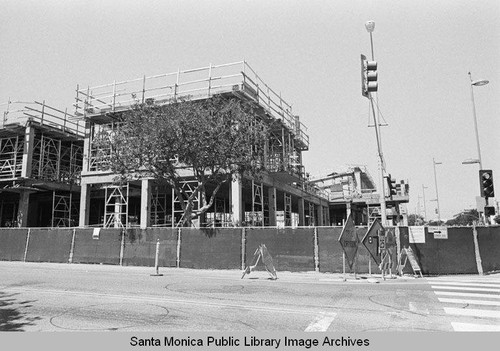 Construction of new Main Library, second floor, corner of Seventh Street and Santa Monica Blvd., Santa Monica, Calif. (Library built by Morley Construction. Architects, Moore Ruble Yudell.) July 22, 2004