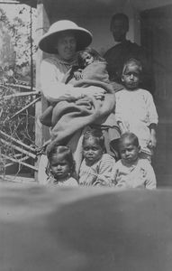 Tekst til foto: Helga Ramlau med sine elskede unger på Kotagiri. Drengen næst til hende er øjestenen. (missionær Helga Ramlau var på børnehjemmet i Cuddalore, 1922-30)