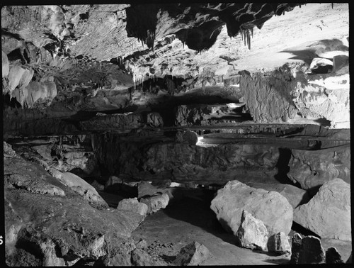 Crystal Cave, Passage near entrance, Interior Formations