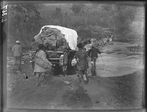 Wagon crossing the Groot Letaba, South Africa, ca. 1902