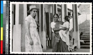 Missionary and a mother and daughter at the Tiruttani Temple, India, ca.1920-1940