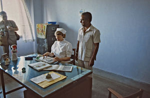 Dhaka, Bangladesh. Missionær og sygeplejelærer Grethe Madsen på kontoret
