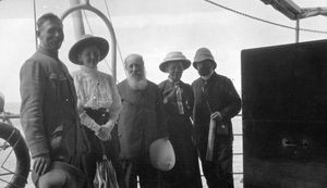 Missionærer Oluf Høyer, Marie Høyer, Eduard Løventhal, Andrea Løventhal, Paul Olav Bodding og Ingeborg Bodding om bord på SS Koerber ved Aden, December 1907