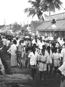 Tiruvannamalai, Tamil Nadu. 100 års jubilæum i ALC, 1964. Alle menigheder med bannere drager i procession gennem byen. Det er efter solnedgang. Stærke petroleumslamper bæres på hovederne. (Anvendt i: Dansk Missionsblad nr 9/1964)