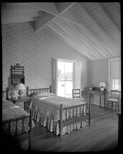 Bissinger, Mr. and Mrs. McKinley, residence. Bedroom
