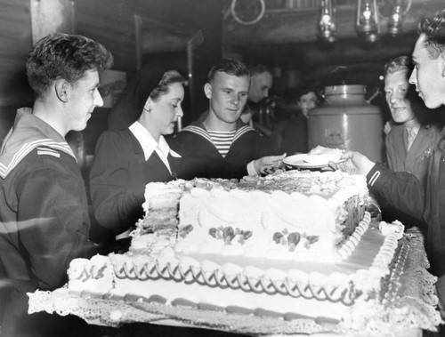 Bette Davis cuts cake