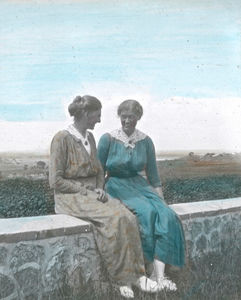 Frk. Wemmelund og frk. Thomsen. Else Kirstine Johanne Pedersen Wemmelund, født 15.12.1886. Udsendt 1920-46, Suihua, Lüshun