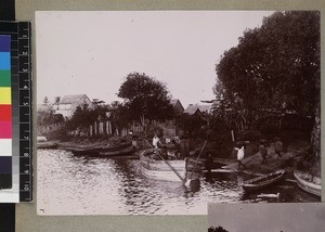 Men loading cargo onto boat, Andovoranto, Toamasina, Madagascar, ca. 1910