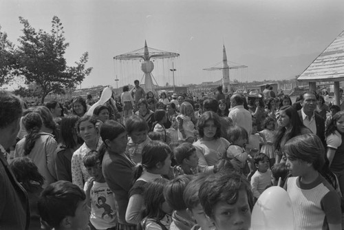 A large crowd, Tunjuelito, Colombia, 1977