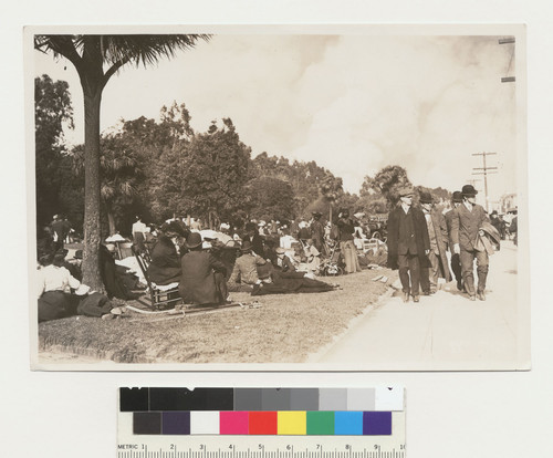 Park on G.G. Ave. Jefferson Sq. [Refugees with belongings. Fire burning in distance. Jefferson Square, Golden Gate Ave.]