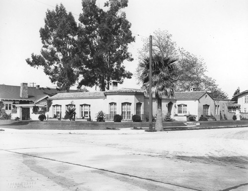 Pomeroy house, view of the front and side of the house, from the street