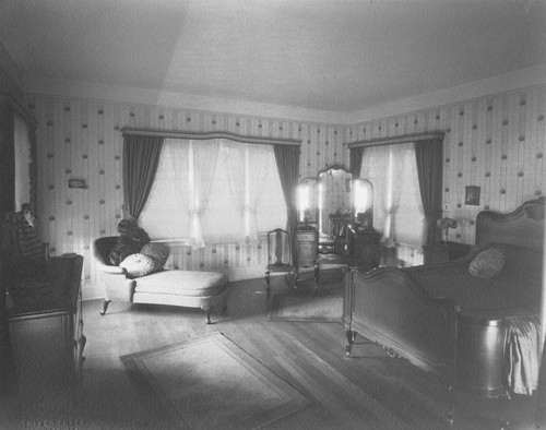 Bedroom with double bed, McMahon house