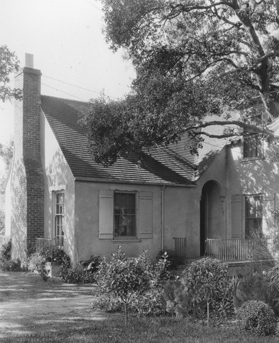 View of front and side of the Vrendenburgh house