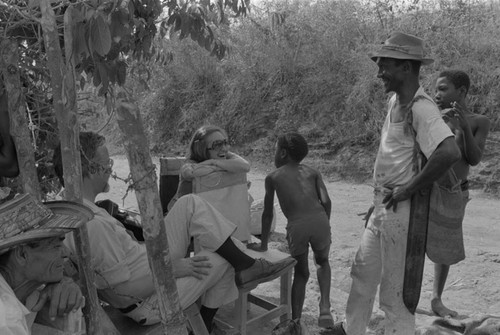 Nina S. de Friedemann and others gather in the shade, San Basilio de Palenque, ca. 1978