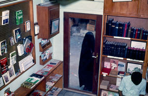 Tilsløret kvinde ankommer til den gamle boghandel i Suuq'en i Bahrain