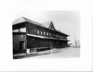 Exterior of the first Santa Fe Railroad Depot in Los Angeles, 1887