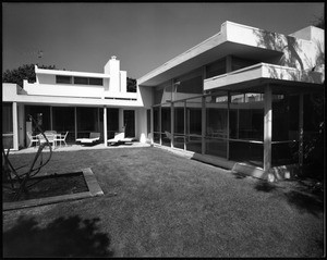 Exterior view of the Buckman(Buck?) residence, Los Angeles