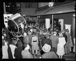 Downtown window crowds, Los Angeles, CA, 1940