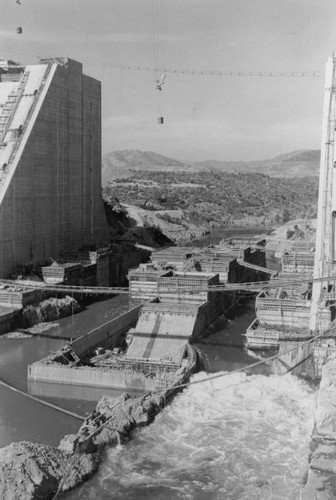 Construction of spillway with river diversion, Shasta Dam construction