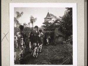 Mädchenschule Agogo auf dem Weg zur Kirche