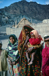 Omani Bedouin moder med børn i Muscat, Oman