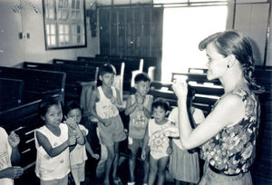 Volontør Karin Brandholt med børnehaveklassen i Tondo, et slumområde i Manila,1992