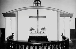 Santal Parganas, Nordindien. Fra Alterpartiet i Ebenezer Kirke, Benagaria, indviet 1891. Foto fra 1965
