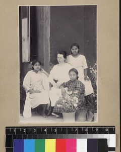 Portrait of Elsie Sibree and friends, Madagascar, ca. 1910